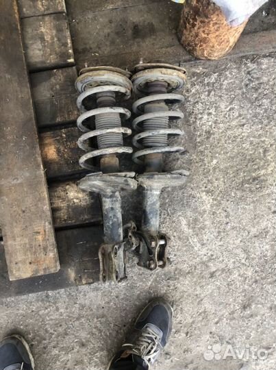 Стойки передние в сборе Toyota Picnic 1