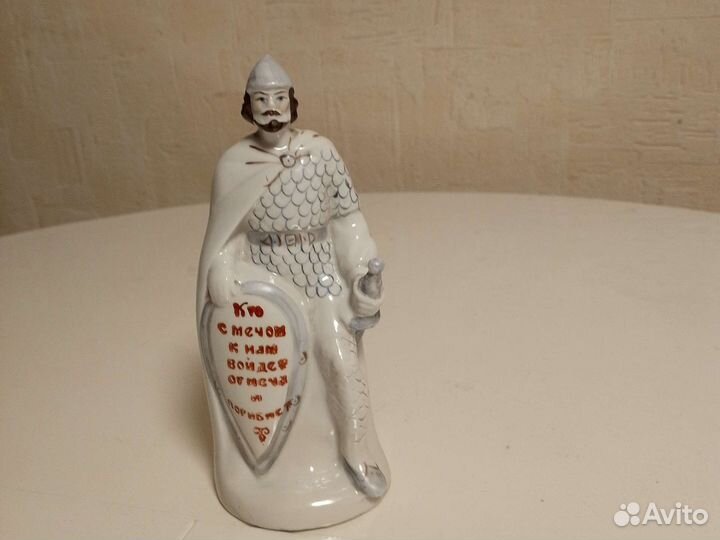 Статуэтка фарфор