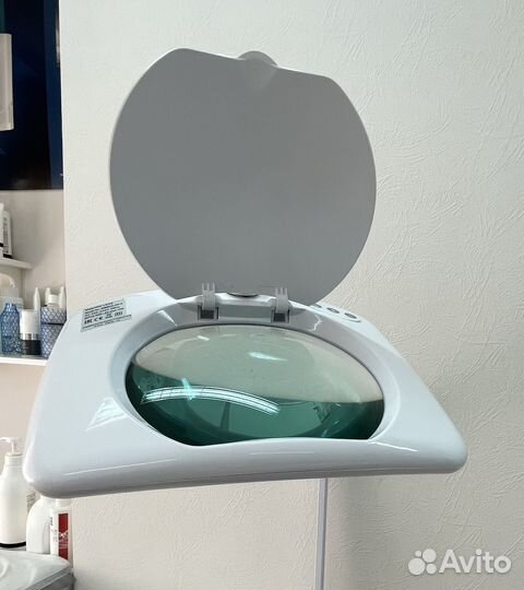 Лампа-лупа на струбцине