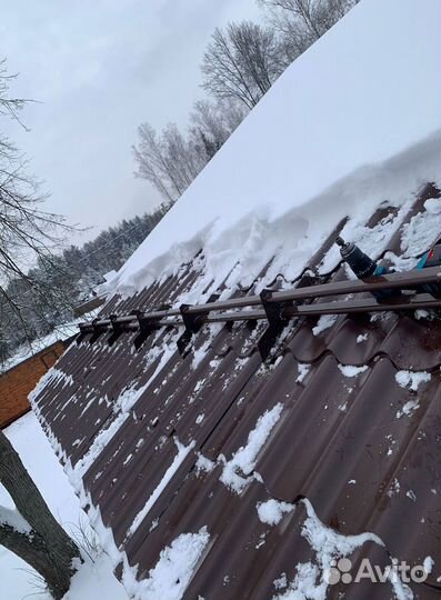 Установка снегозадержателей на крыше