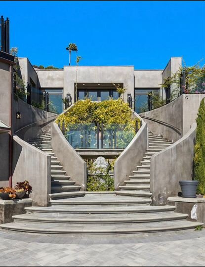 Коттедж 1800 м² на участке 15 сот.