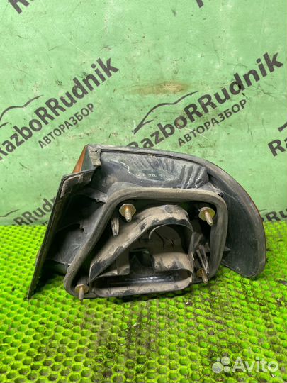 Фонарь задний наружный левый Mitsubishi Carisma