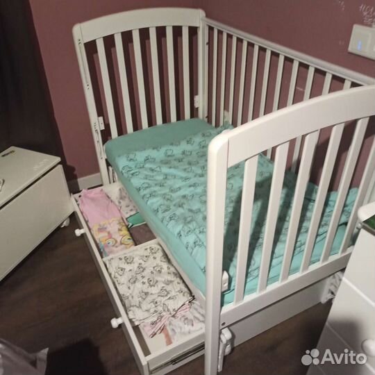 Детская кроватка с продольным маятником