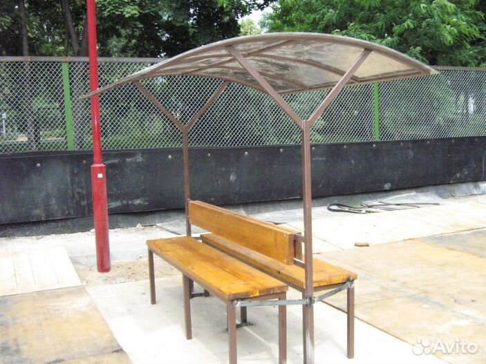 Скамейка с крышей