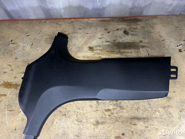 Накладка центральной стойки левая BMW G30 G31