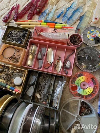 Катушка рыболовная с принадлежностями