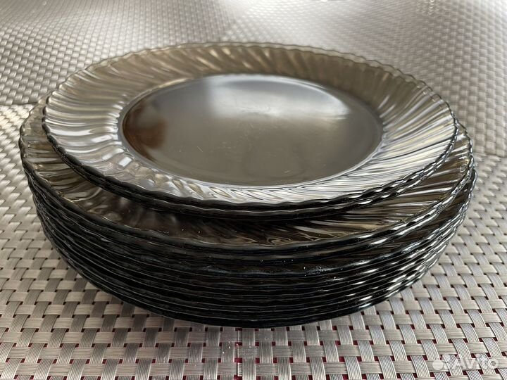 Тарелки из темного стекла