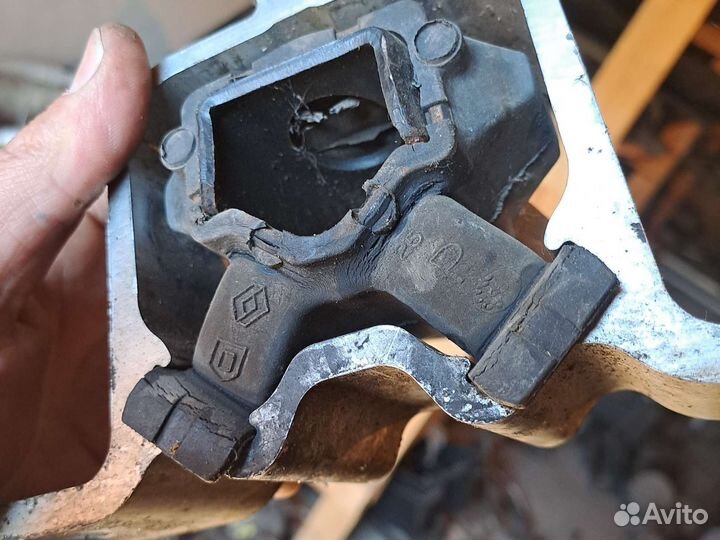 Подушка двигателя Рено логан