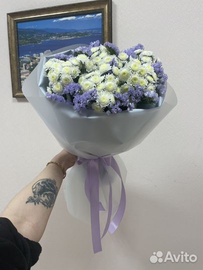 Букет цветов из хризантемы и статицы