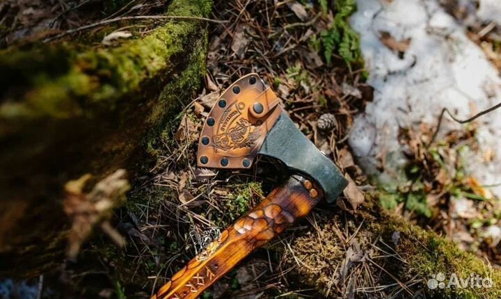 Кованый топор янтарный рунный