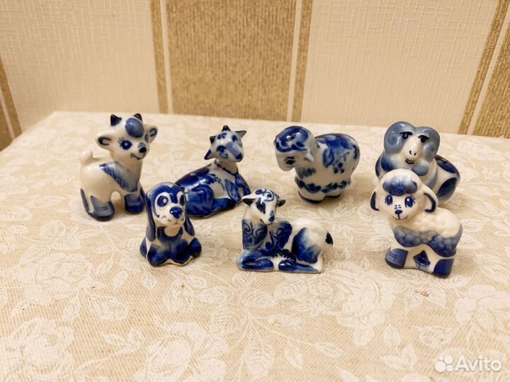Коллекция из семи фигурок гжель