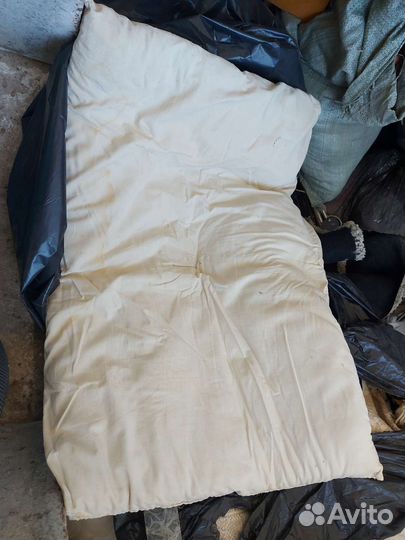 Старые дорожки, накидки на диван, ватные матрасики