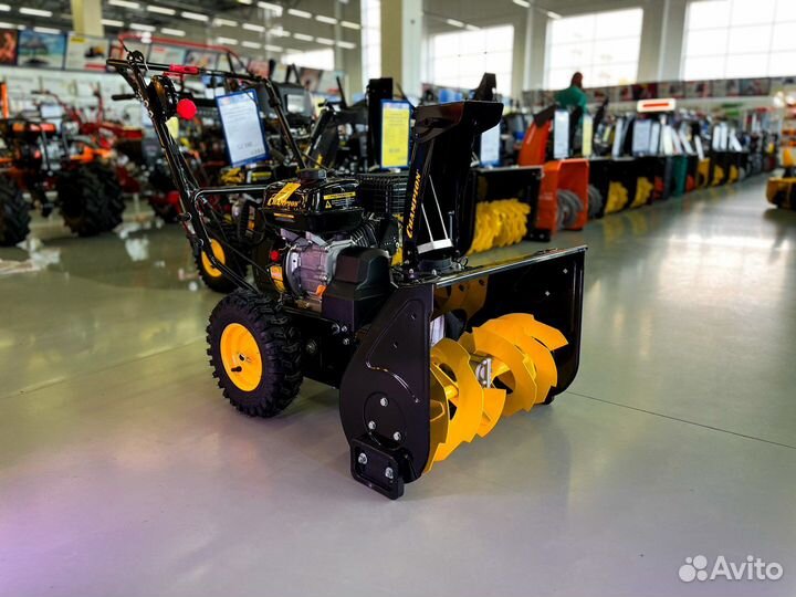 Бензиновый снегоуборщик Champion ST556
