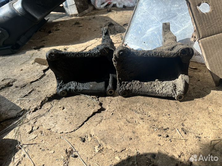 Кранштейн двигателя правый passat b3