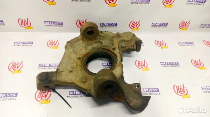 Кулак поворотный левый Chevrolet Suburban 1995г