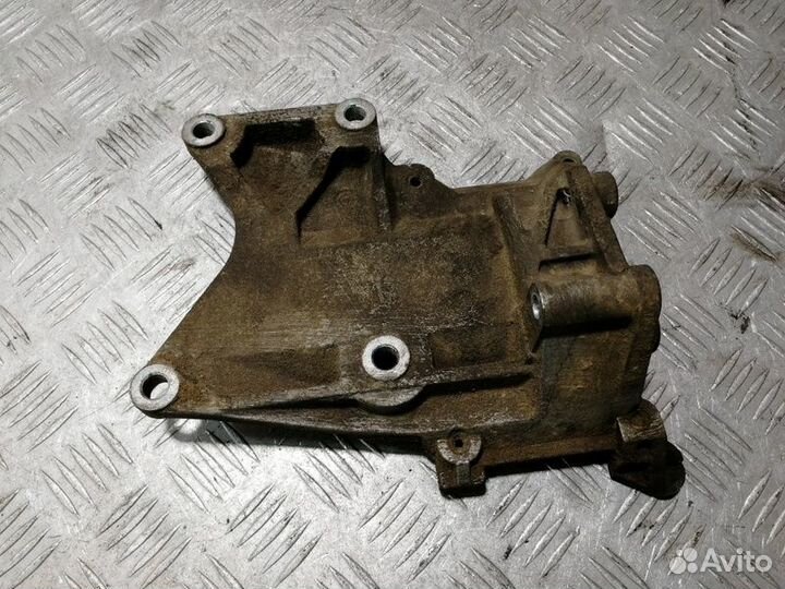 Кронштейн компрессора кондиционера Mitsubishi L200