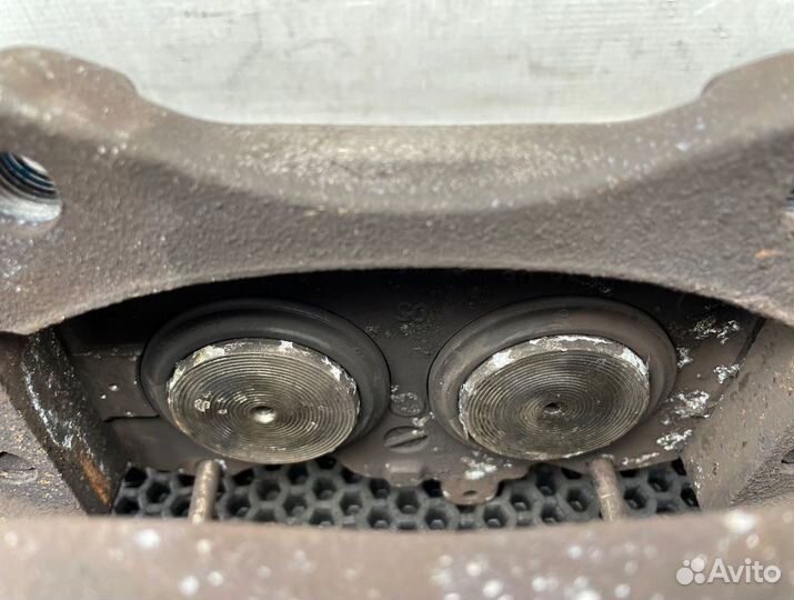 Суппорт передний правый Mercedes-Benz S-Class W221