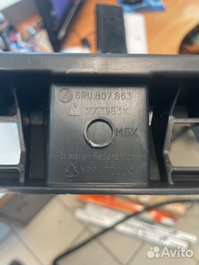 Центральная направляющая заднего бампера VAG