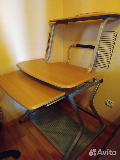 Компьютерный столик и кресло