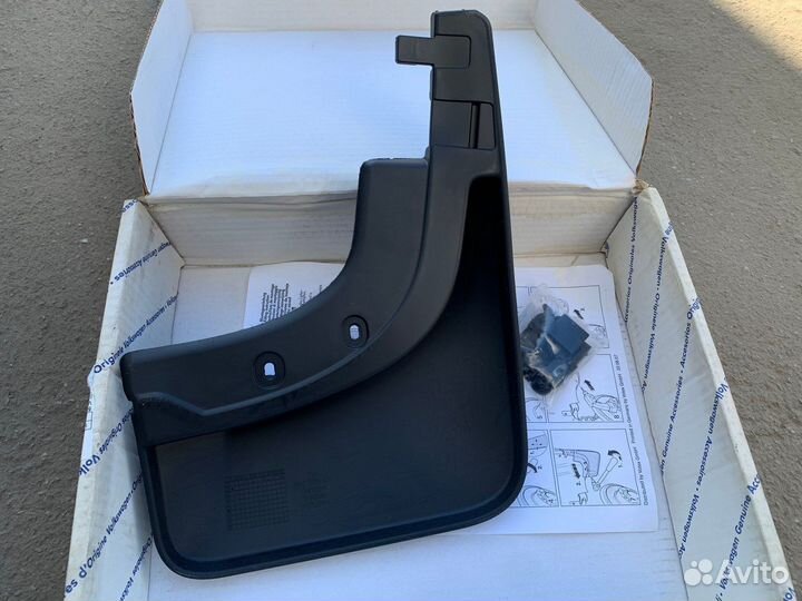 Брызговик задний левый Tiguan 1