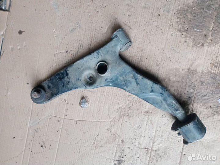 Рычаг подвески передний левый Mitsubishi Carisma