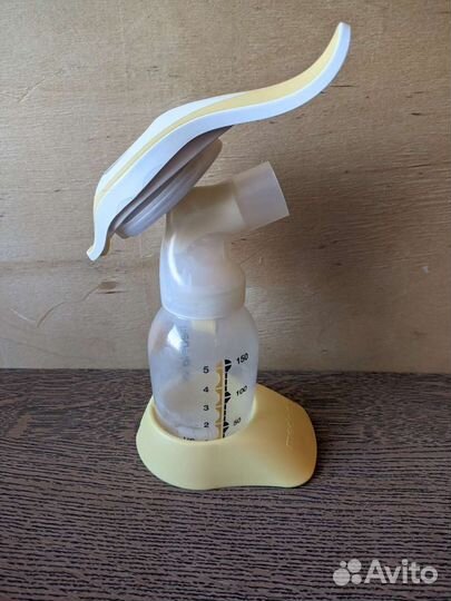 Молокоотсос medela ручной + 3 бутылочки + насадка