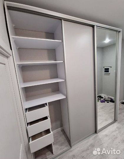 Шкаф встроенный распашной