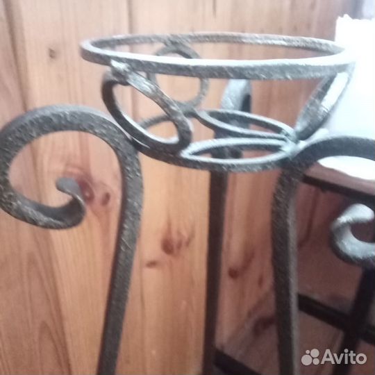 Подставка под горшочный цветок из металла