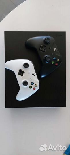 Xbox one x + 2 геймпада