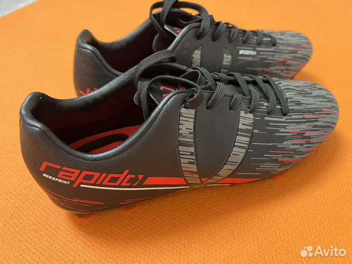 Детские футбольные бутсы