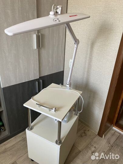 Тумбочка и лампа