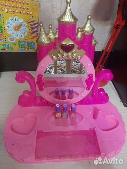 Туалетный столик с зеркалом