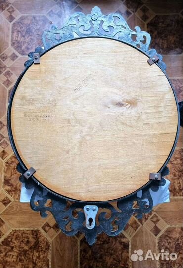 Зеркало настенное круглое в рамке бу