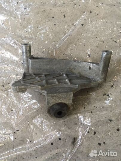 Кронштейн крышки ремня Mercedes GLS 166 X166 OM642