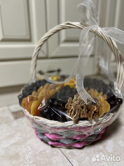 Корзина с сухофруктами
