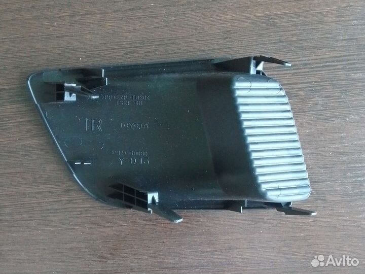 Заглушка передний бампер правая Toyota