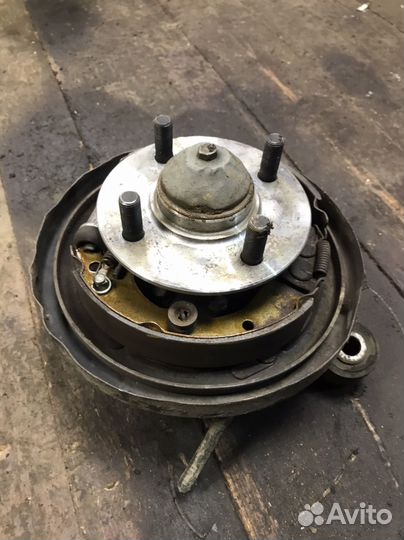 Задний левый кулак Nissan Sunny N14