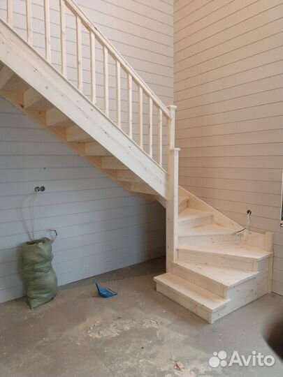 Удобные лестницы из дерева в коттедж