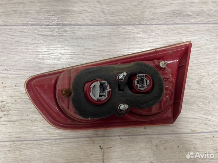 Фонарь внутренний задний левый Mitsubishi Lancer