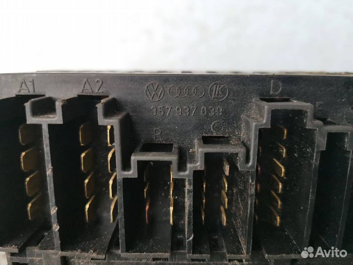 Блок предохранителей Volkswagen Passat B4