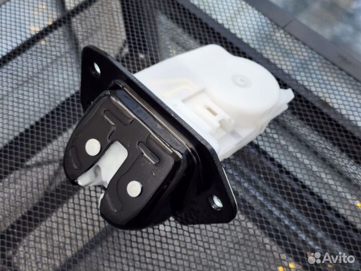 Новый Замок двери багажника Nissan Infinity