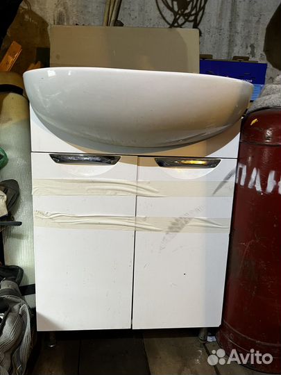 Шкафчик с зеркалом в ванную и тумба с раковиной