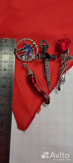 Брошки новые необычные стекло металл хороши выбор