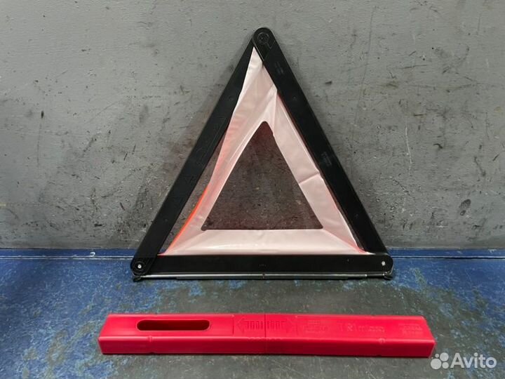 Знак аварийной остановки Audi A4 B8