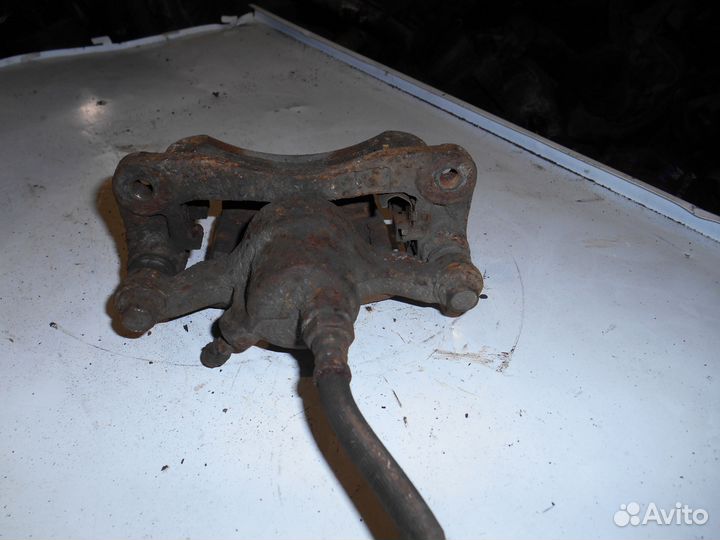 Задний правый суппорт Mitsubishi Galant