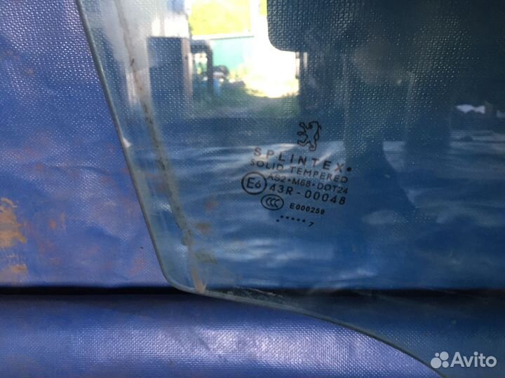 Стекло передней правой двери peugeot 307 пежо 307