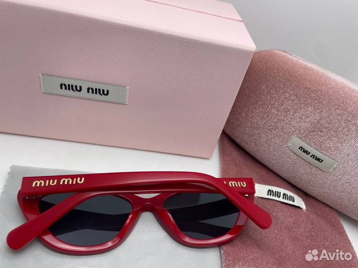 Солнцезащитные очки женские miu miu