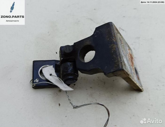 Петля двери передней правой 8D0831402 на Audi A4 B5 (1994-2001)