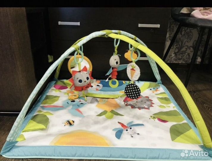 Детский коврик с игрушками