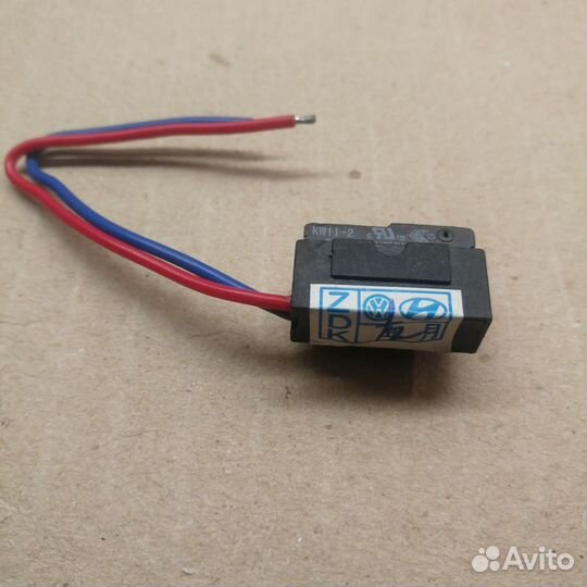 Микропереключатель(концевик) передних дверей VAG